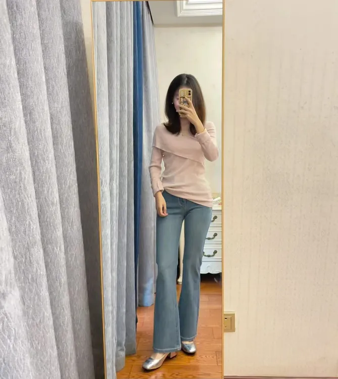 2025早春新款粉色别致绝美斜肩针织衫女修身减龄上衣百搭牛仔裤