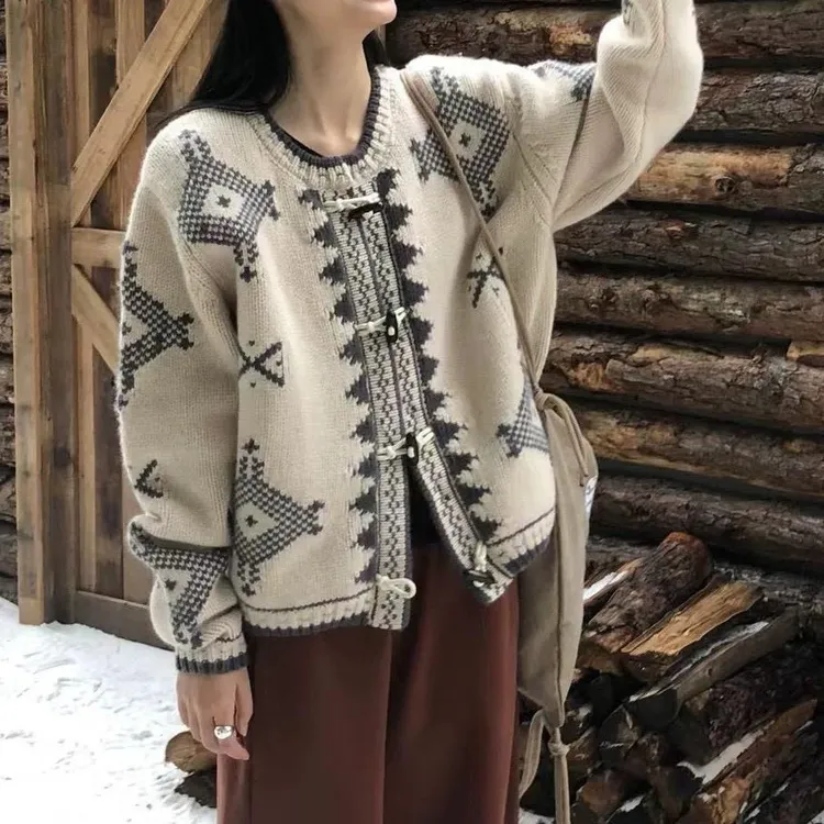 春秋新款圆领复古提花宽松休闲针织毛衣外套女牛角扣慵懒风上衣女