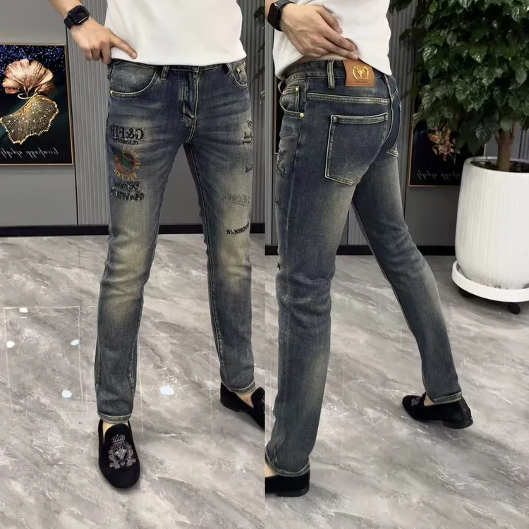 牛仔裤男款爆款秋季新款裤子男时尚字母刺绣长裤男修身显瘦小脚裤