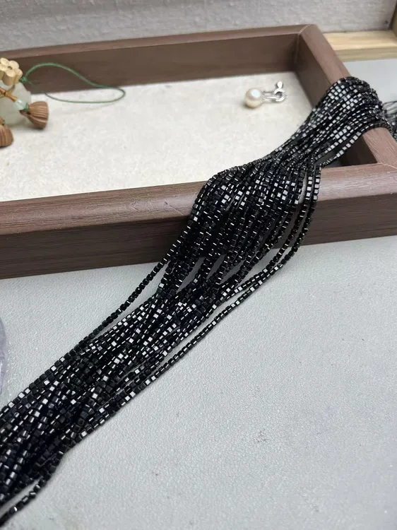 天然2/2mm左右黑尖晶方糖散珠半成品长度39cm左右可diy做锁骨链等