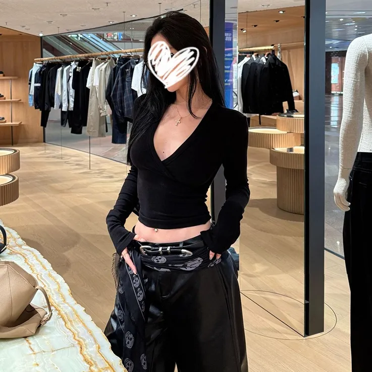 高级感小众交叉V领内搭长袖T恤女秋冬设计感纯欲辣妹打底短款上衣