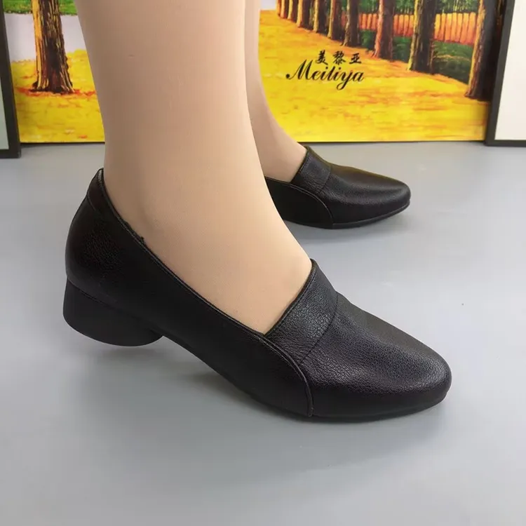 春秋新款休闲风尖头低跟单鞋舒适女鞋平底软面中老年妈妈休闲时尚