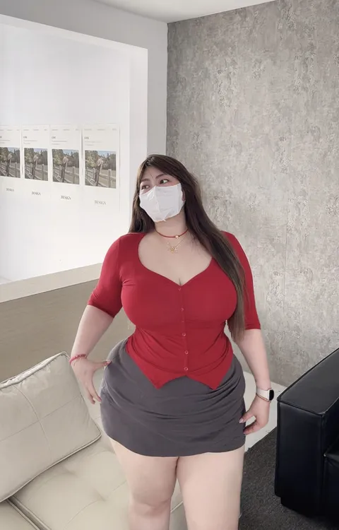 180的陈橙橙「美艳后妈」大码显白红小妈感高弹修身纯欲钮扣上衣