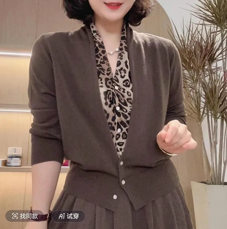 2025高档休闲轻职风中年女士针织小衫拼接设计V领豹纹纽扣秋上衣