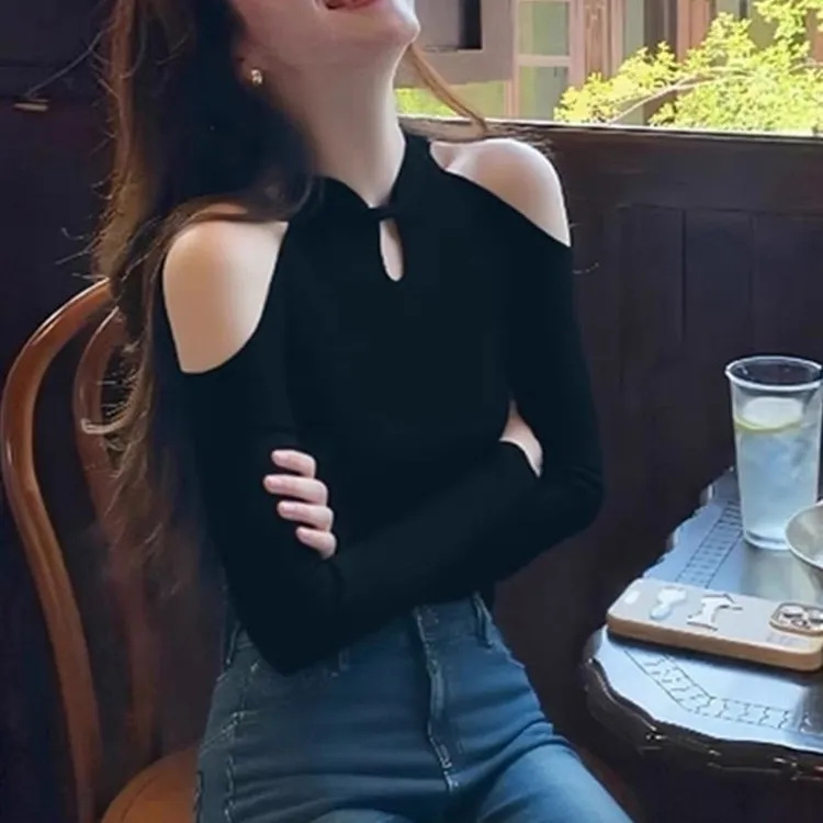 韩系黑色盘扣露肩毛衣女秋季氛围感穿搭高级感气质修身打底衫上衣