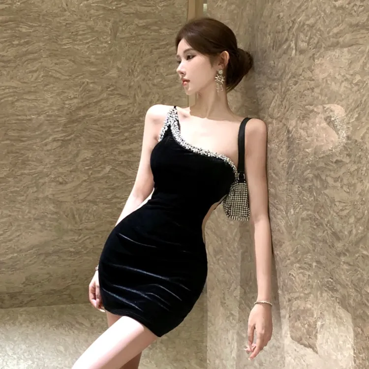 2025秋季新款性感辣妹斜肩订钻修身显瘦包臀丝绒连衣裙长款有胸垫