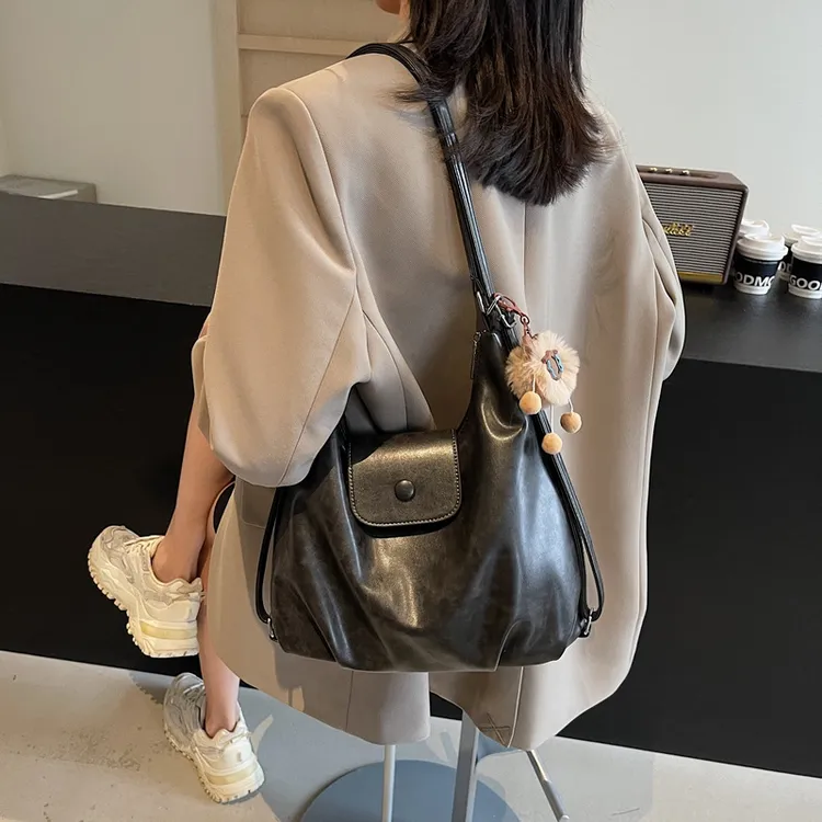 春秋新款2025大容量包包多功能女单肩包复古斜挎包通勤双肩云朵包