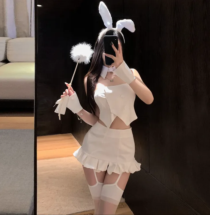 【小野奈子】纯欲小兔！白色抹胸露腰上衣拼接荷叶边包臀短裙套装