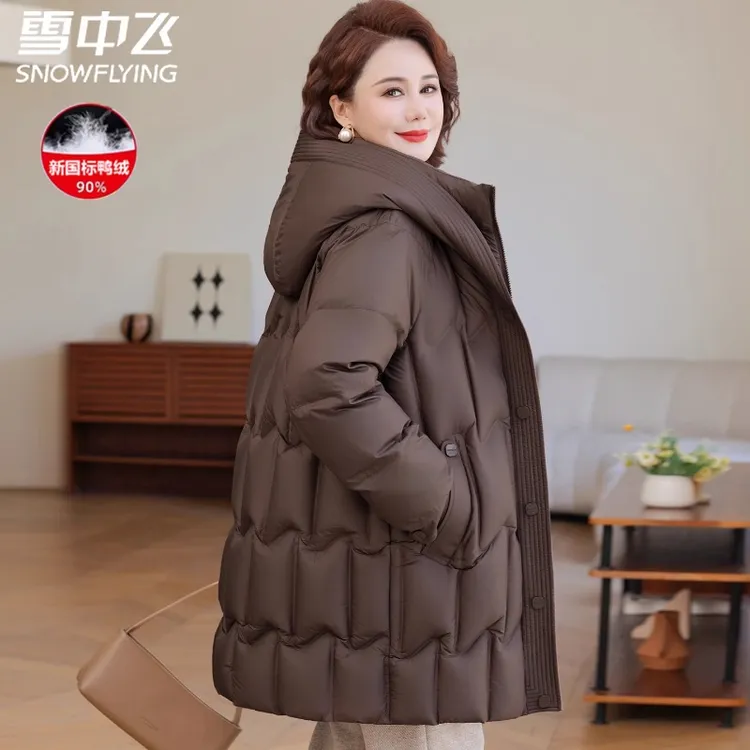 雪中飞品牌妈妈装羽绒服女中长款2025冬季新款中老年加厚洋气外套