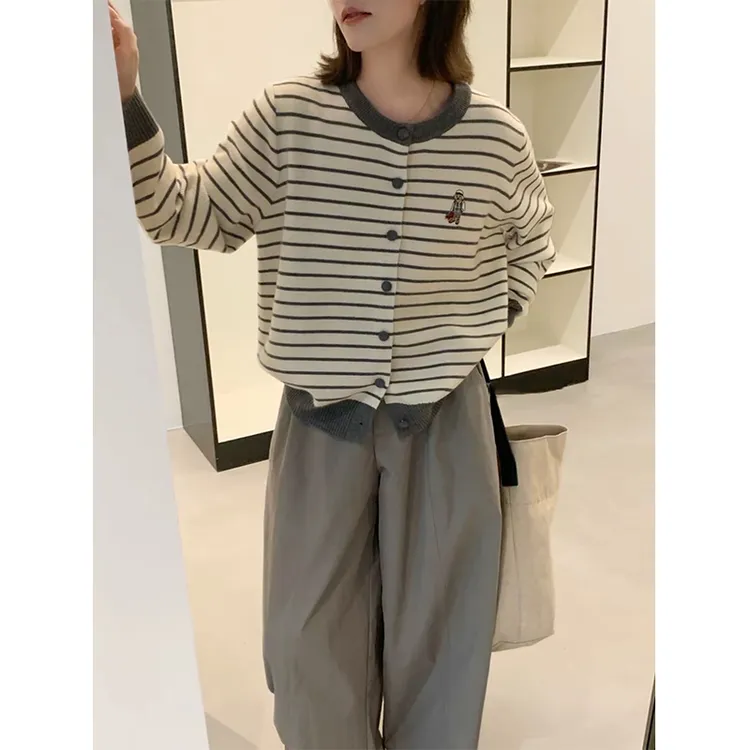 2025大码韩系刺绣条纹针织衫女秋冬季设计感减龄盐系百搭休闲上衣