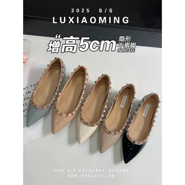 真皮版~V家铆钉平底鞋女2025新款尖头裸色柳丁鞋软漆皮内增高单鞋