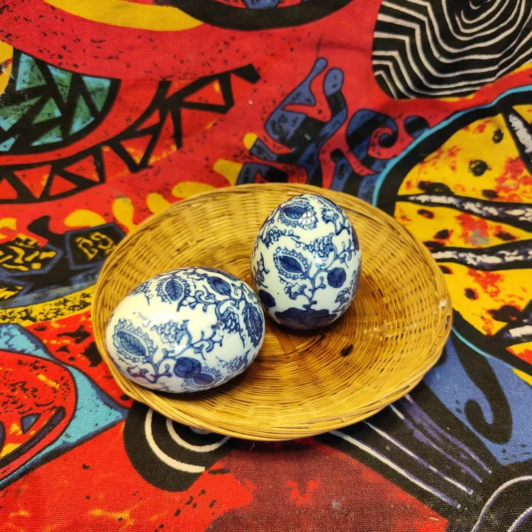 清代青花瓷恐龙蛋，白底青花缠枝纹饰，工艺精美。
