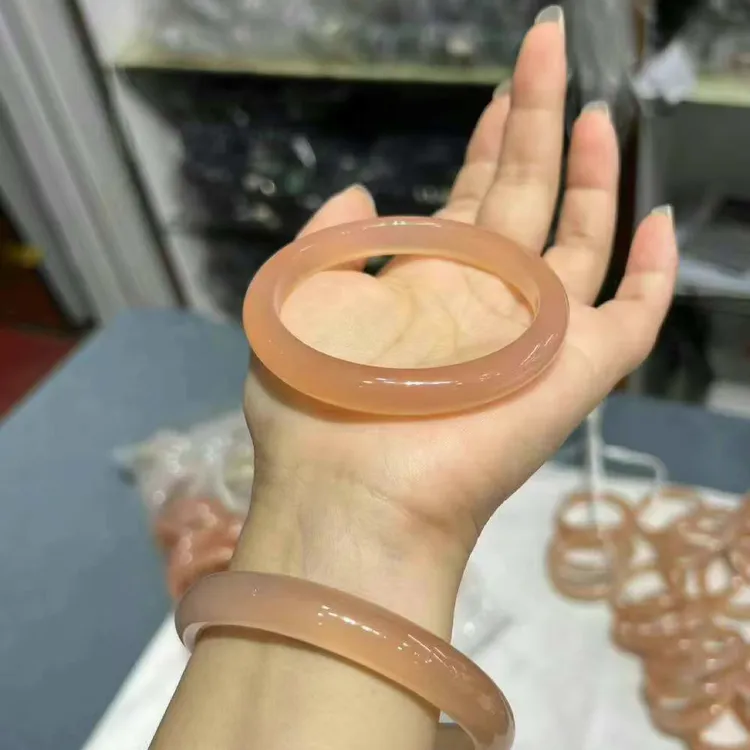 精品玉髓手镯，温柔西柚粉，时尚百搭，上手效果极好！