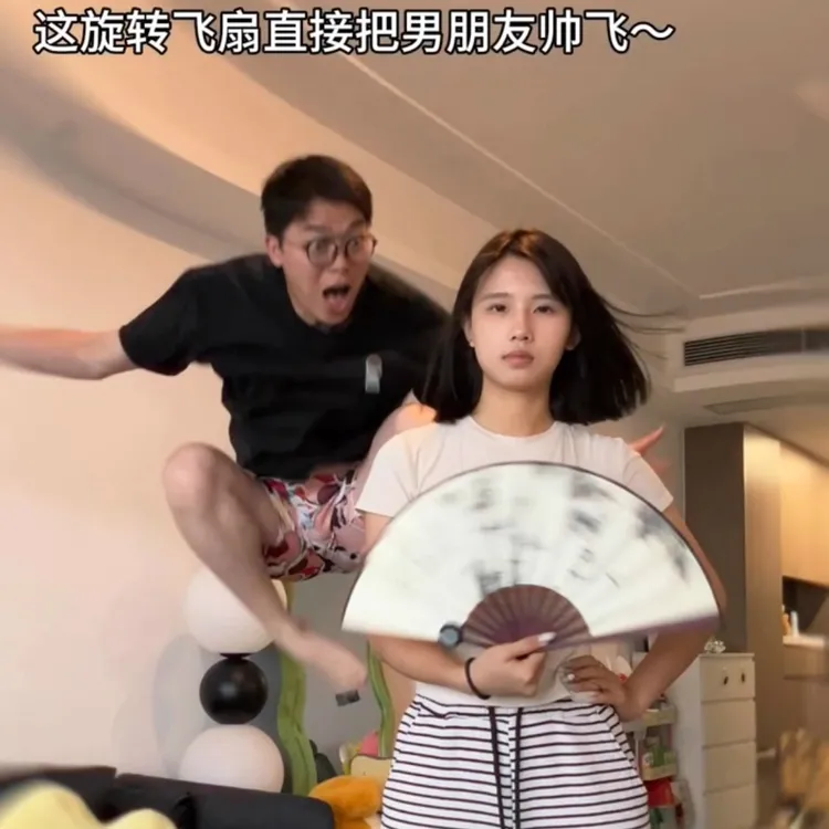 回旋飞扇伸缩扣旋转迷你易拉扣自带弹力耍帅拉线器创意道具钥匙扣