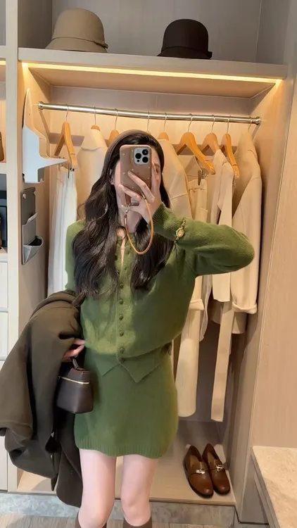 2026秋冬新款韩系气质极简风绿色针织开衫慵懒显瘦半身裙两件套