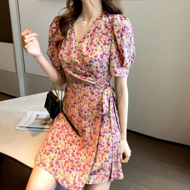 春夏季收腰修身显瘦V领碎花裙一片式大摆短袖连衣裙女A字裙半身裙