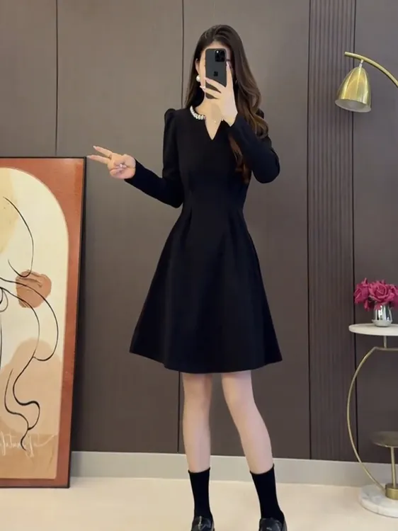 秋冬大码女V领收腰显瘦气质连衣裙胖mm遮肚时尚长袖中长款裙子