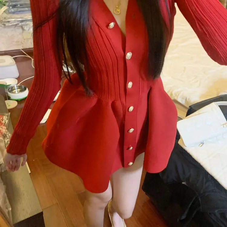 显瘦裙子气质不褪色复古百褶针织裙短款洋气连衣裙秋冬红色修身