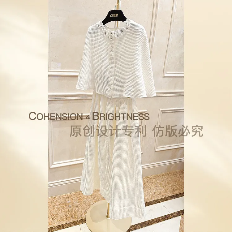 凝慧【油画少女】春夏小香风圆领烫钻花朵斗篷时尚套装TR105