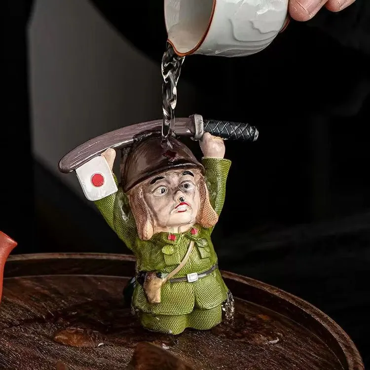 日本人下跪投降变色茶宠摆件精品茶玩茶桌茶盘摆件茶具配件装饰品
