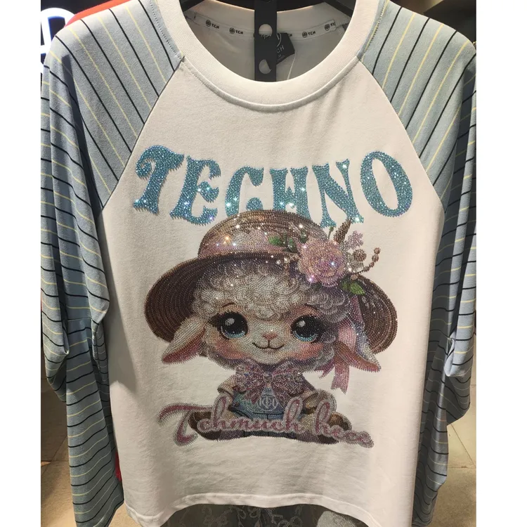 TCH轻奢烫钻工艺时尚条纹卡通小羊长袖t恤T75C08E9015私服tch