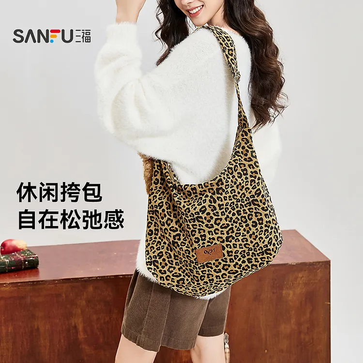 拼三福挎包秋季童趣萌宠少女风格纹图案趣味挂件休闲女包490729