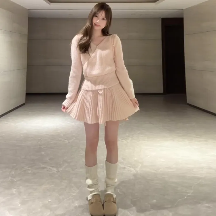 2025新款粉色miu系穿搭针织连衣裙子秋冬季气质收腰毛衣套装短裙