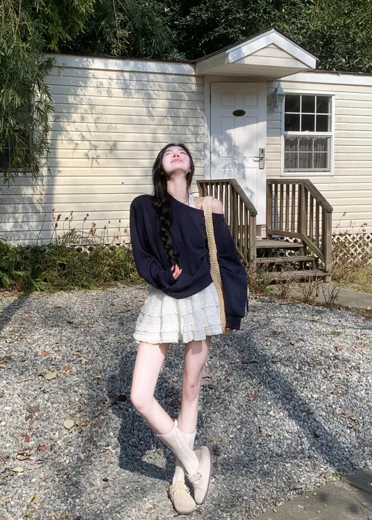 2025春季新款韩系藏青色长袖斜肩卫衣白色蕾丝半身裙两件套装