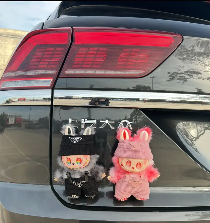 创意汽车尾部挂件车载电动车车外装饰品公仔玩偶三代衣服套装