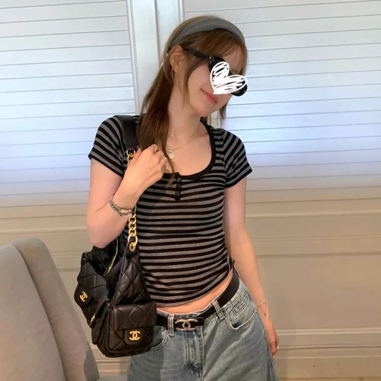 2025年夏季新款美式复古U领纽扣条纹T恤修身显瘦纯欲百搭气质上衣