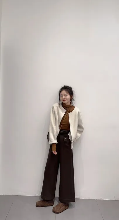 【浮云月下】秋冬高级感白色短款呢子外套显瘦棕色打底衫直筒牛仔裤