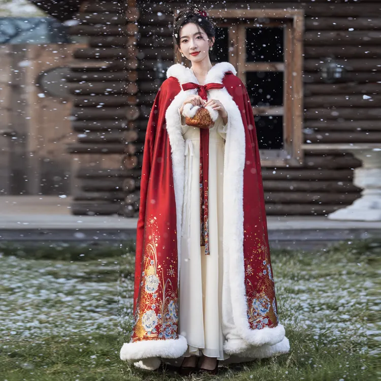 2025年披风女冬天结婚新娘秀禾服斗篷红色汉服加绒加厚毛披肩冬季