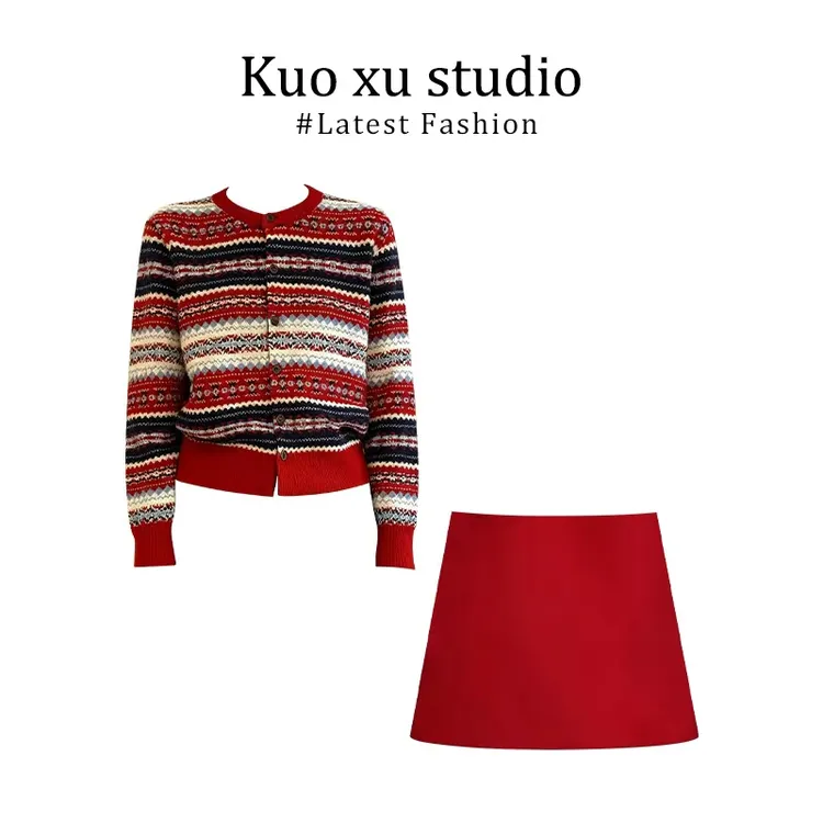 费尔岛显瘦百搭小众排扣设计感针织开衫上衣韩系气质红色休闲短裙