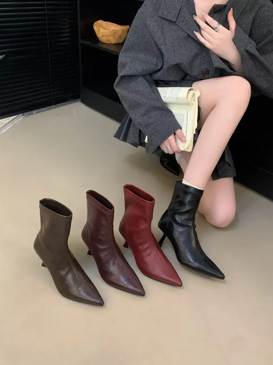 2025秋冬新款气质尖头细跟高跟瘦瘦靴子百搭套筒软皮小猫跟短靴女