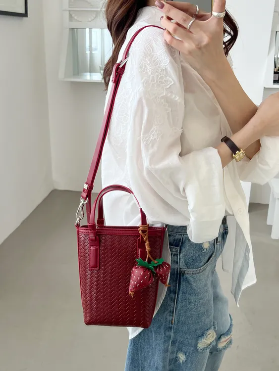 压纹编织水桶包小号2025新款手机包草莓小巧精致迷你手提包斜挎包