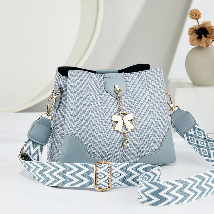   今年流行女包韩式水桶包拉链耐磨通勤风斜挎包韩版百搭单肩小包