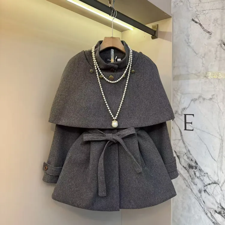 2025秋新款气质绑带收腰披肩款设计贵气轻奢显瘦胖mm风衣外套9960