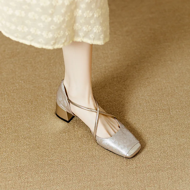 2025年春季新款中式国风粗跟单鞋交叉绑带方头包跟法式中空凉鞋女