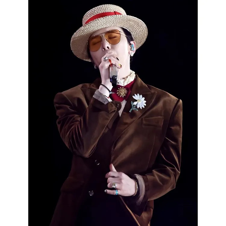 【时尚新品】2025台北演唱会权志龙同款棕色丝绒西服套装结婚主持人