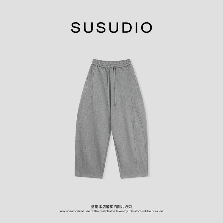 SUSUDIO  简约松弛感宽松抽绳解构弯刀阔腿休闲卫裤 E5071