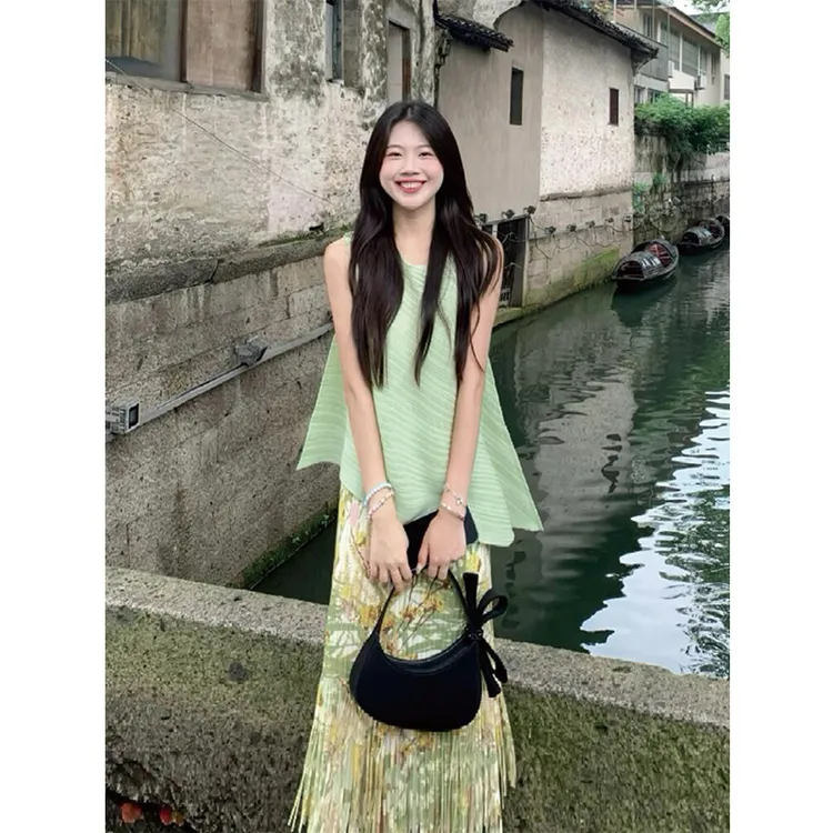 度假风绿色套装裙法式气质减龄2025年新款两件套女