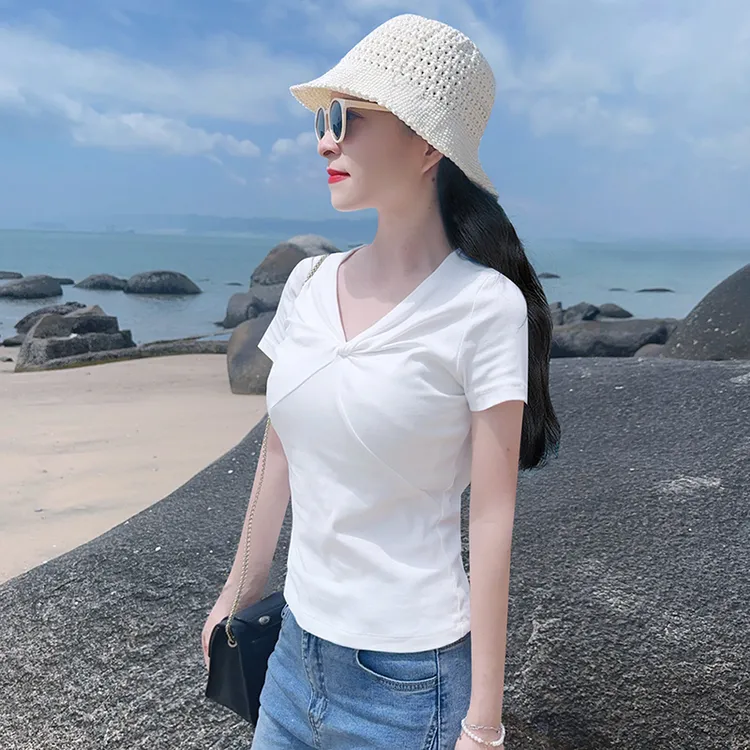 夏季新款洋气漂亮小众设计款V领蝴蝶扭结短袖T恤性感修身短款上衣