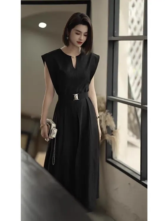 2025新款夏季女时尚设计感流行气质连衣裙法式高级感赫本风小黑裙