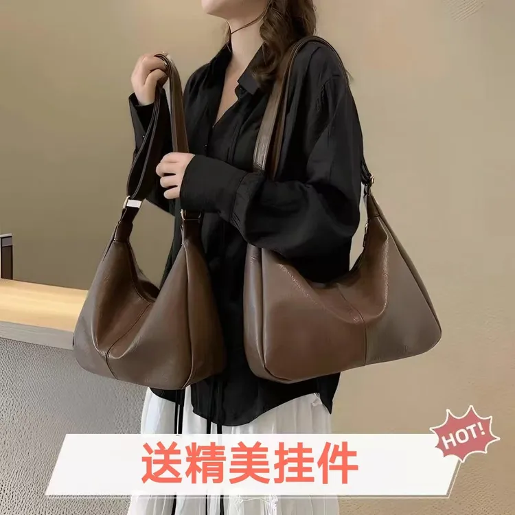 送精美云朵挂饰大容量软皮包包气质托特包斜挎包百搭通勤饺子包