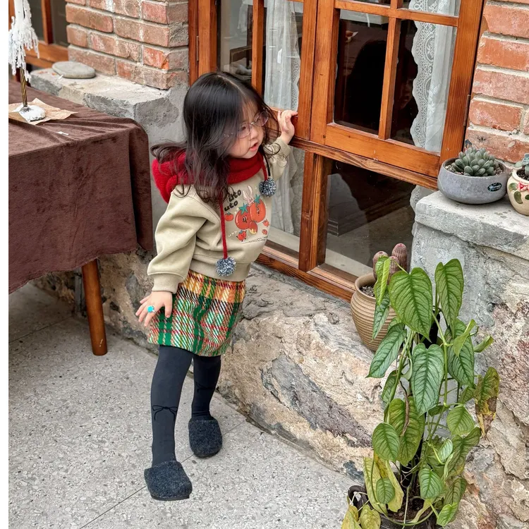 壹妈童装女童韩版秋冬款时髦棕色卡通卫衣绿色格子半裙红色围脖