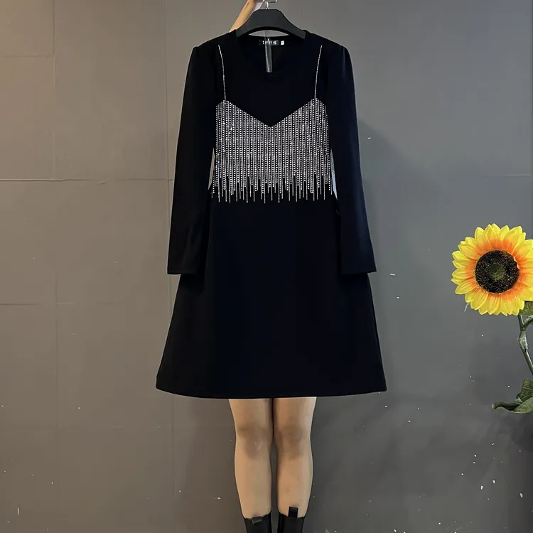 新款时尚重工烫钻吊带假两件洋气显瘦小黑裙