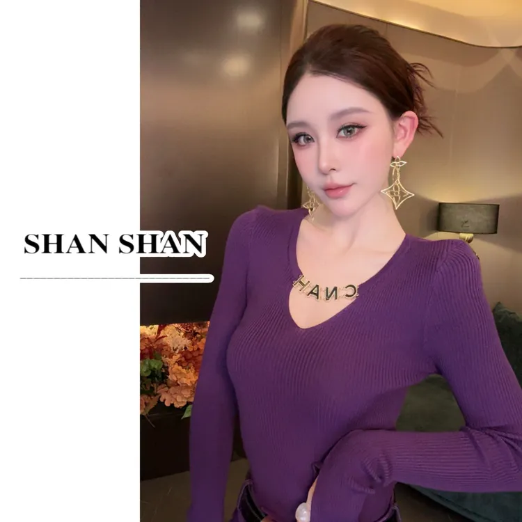 SS姗姗 秋冬时尚百搭轻奢V领字母设计师打底T恤上衣 51070406-303