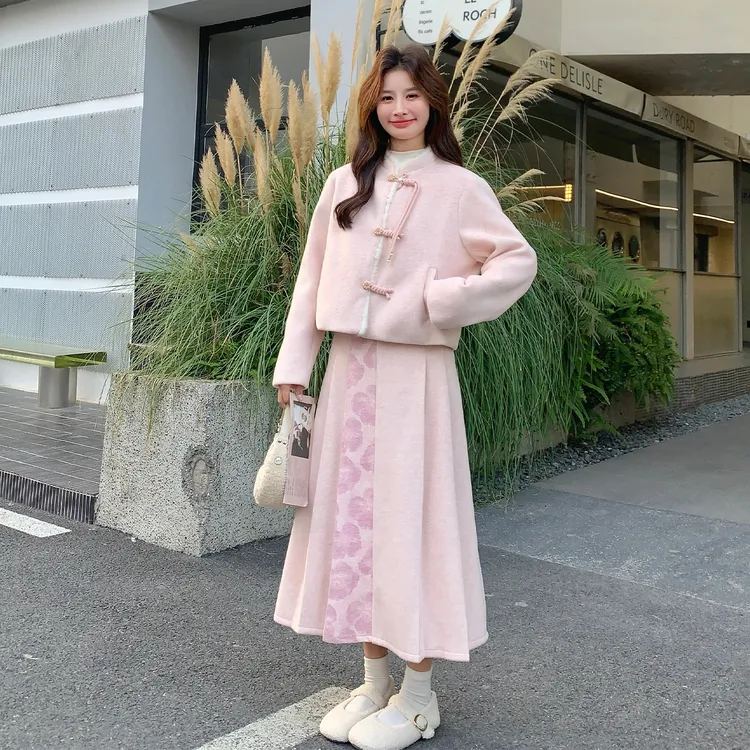 粉色新中式盘扣羽绒服套装裙女2025冬季新款别致提花半身裙两件套