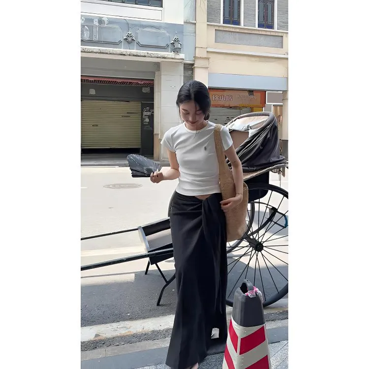 MARIE.COCO圆领刺绣战马短袖T恤夏季新款打结黑色半身裙两件套装