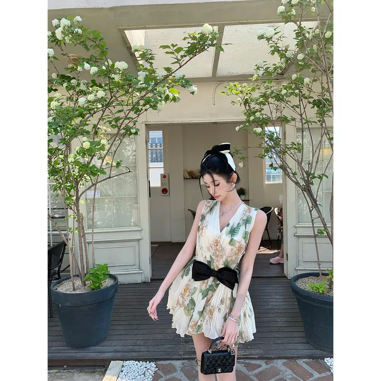 【油画少女】2025夏季新款蝴蝶结印花V领连衣裙时尚显瘦少女短裙女